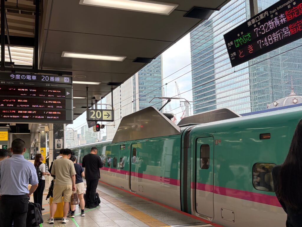 東京駅にとまる新幹線はやぶさ