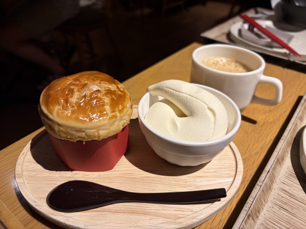 奥入瀬渓流ホテルの夕食のデザートのアップルパイ