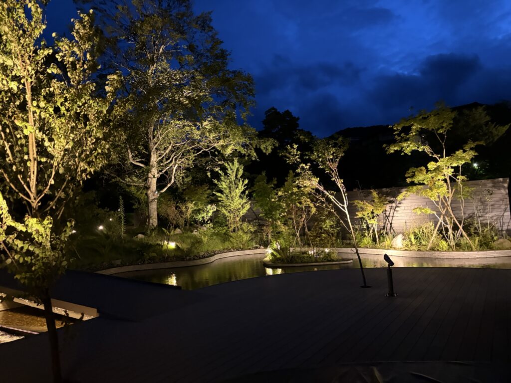 奥入瀬渓流ホテルの夜の外観