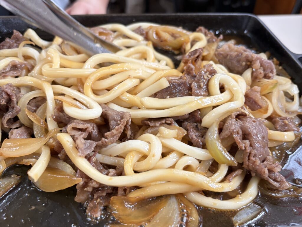 食堂上高地のバラ焼にうどんを入れて